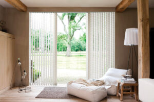 stores à bandes verticales